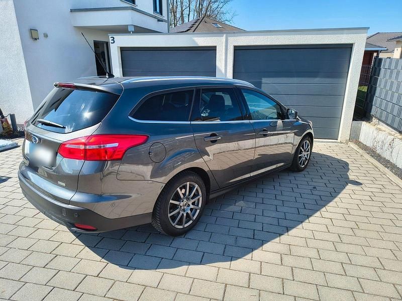 Gebraucht Ford Focus Titanium 125 PS (91 kW) 2015 Grau Kombi