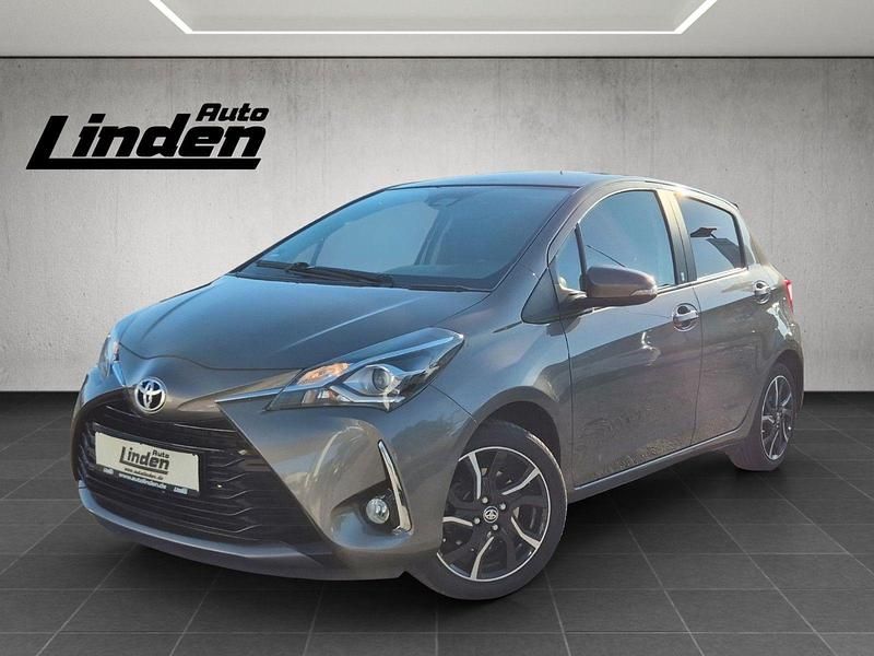 Grau Gebraucht 2018 Toyota Yaris Team Limousine | 12.870 € (Fairer Preis) - Bild 1/4