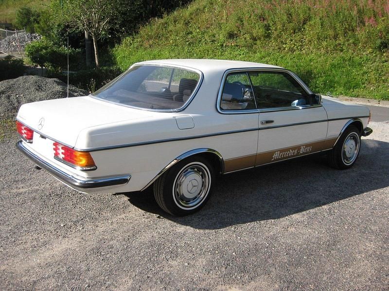 Gebraucht Mercedes 230 136 PS (100 kW) 1982 Weiß Coupé