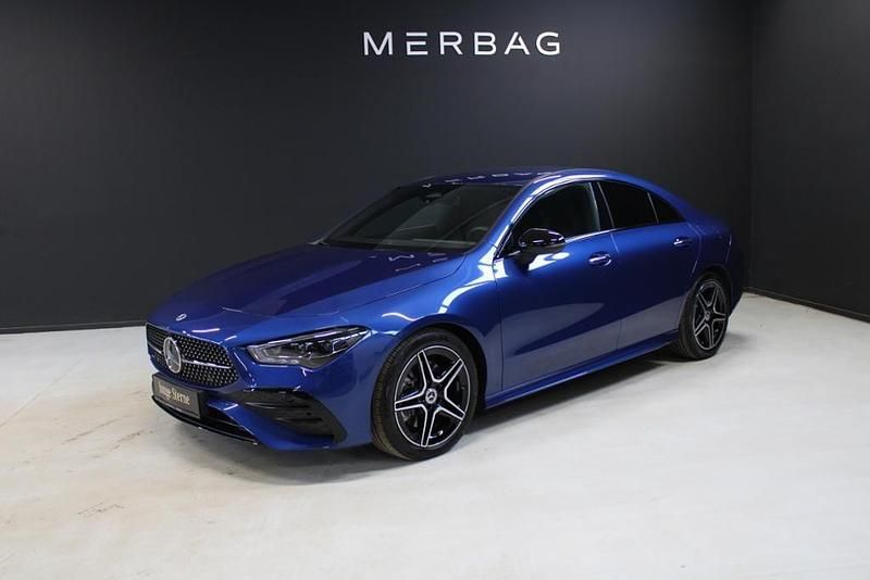 Spektralblau metalliclack Gebraucht 2024 Mercedes CLA220 Premium Limousine | 39.960 € (Fairer Preis) - Bild 1/4
