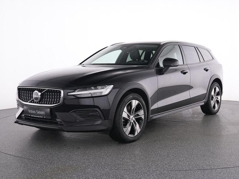 Gebraucht Volvo V60 CC Plus 197 PS (144 kW) 2023 Schwarz onyx black / metallic Kombi