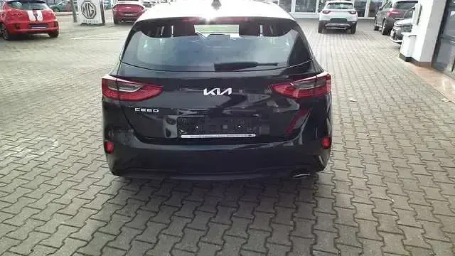 Gebraucht Kia Ceed Spirit 160 PS (117 kW) 2022 Schwarz Kleinwagen