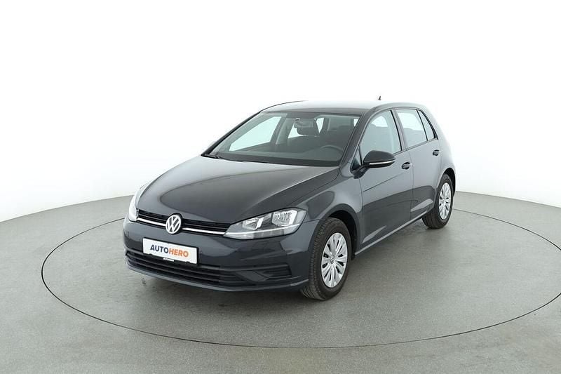 Grau Gebraucht 2017 VW Golf VII Trendline Limousine | 13.490 € (Fairer Preis) - Bild 1/3