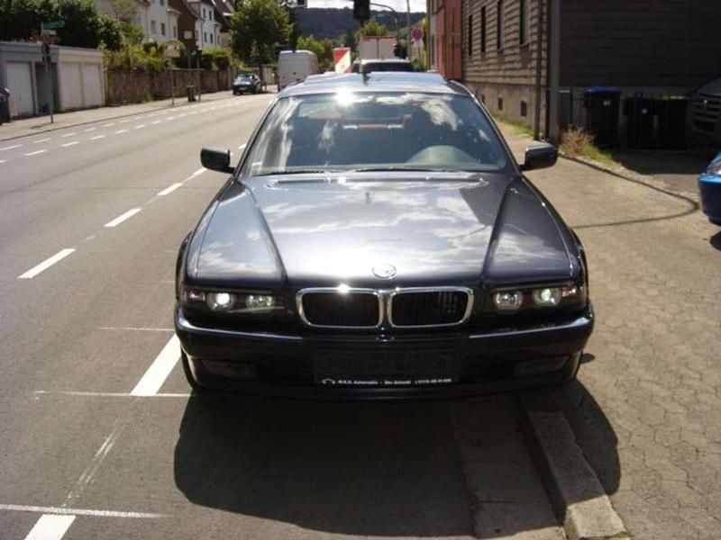 Grau Gebraucht 1997 BMW 735 Limousine | 7.800 € (Fairer Preis) - Bild 1/4