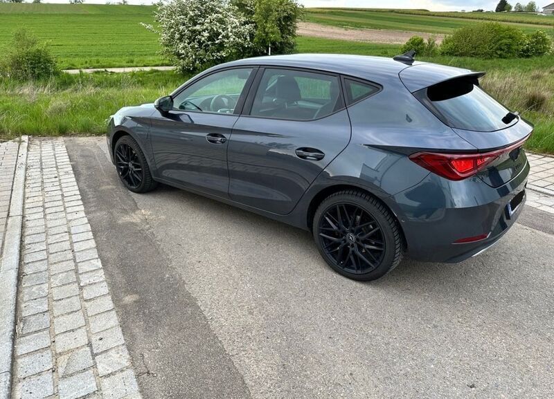 Grau Gebraucht 2020 Seat Leon FR Limousine | 17.200 € (Fairer Preis) - Bild 1/4