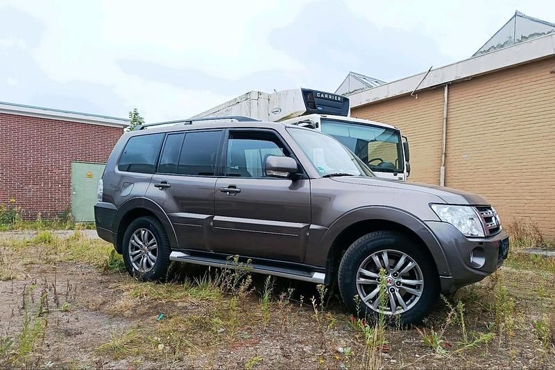 Braun Gebraucht 2012 Mitsubishi Pajero SUV | 11.750 € (Fairer Preis) - Bild 1/4