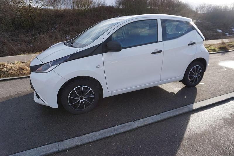 Gebraucht Toyota Aygo 69 PS (50 kW) 2018 Weiß Kleinwagen