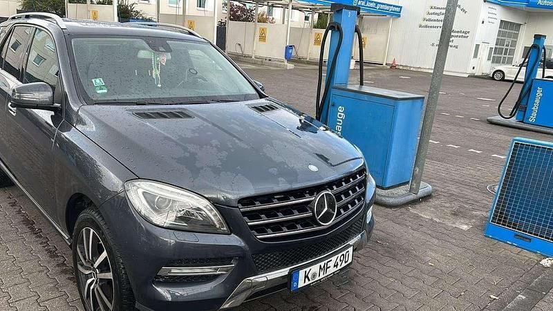 Gebraucht Mercedes ML350 258 PS (189 kW) 2012 Blau SUV