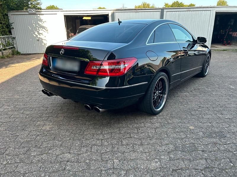 Gebraucht Mercedes E250 204 PS (150 kW) 2009 Schwarz Coupé