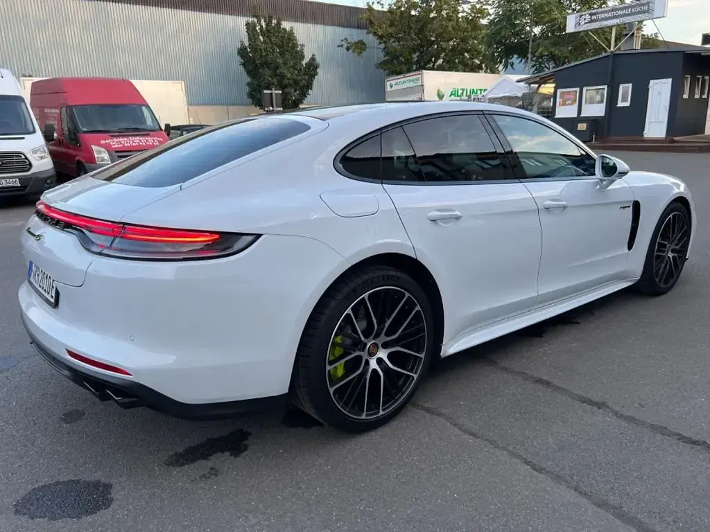 Gebraucht Porsche Panamera 560 PS (411 kW) 2021 Weiß Kleinwagen