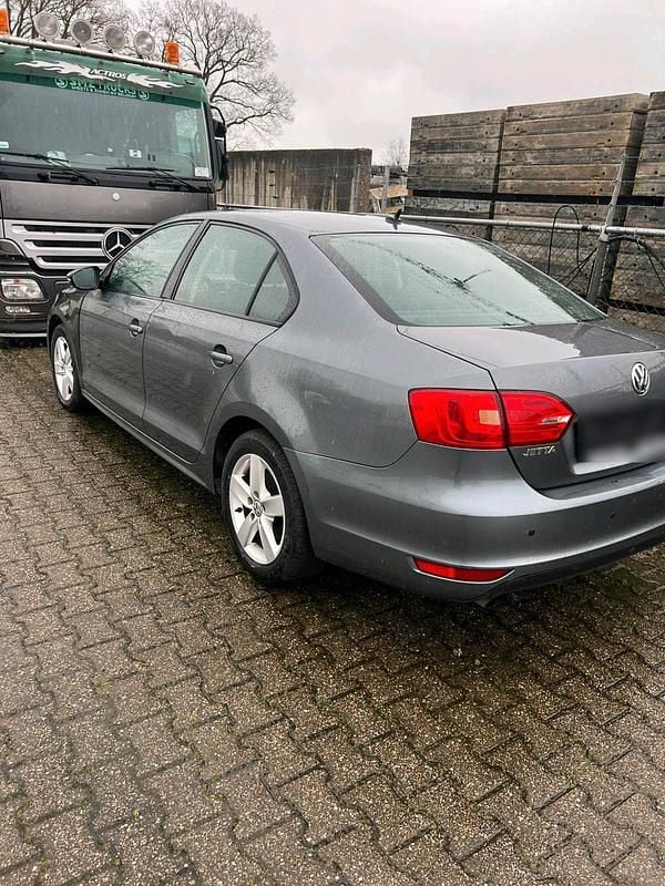 Gebraucht VW Jetta 105 PS (77 kW) 2012 Grau Limousine