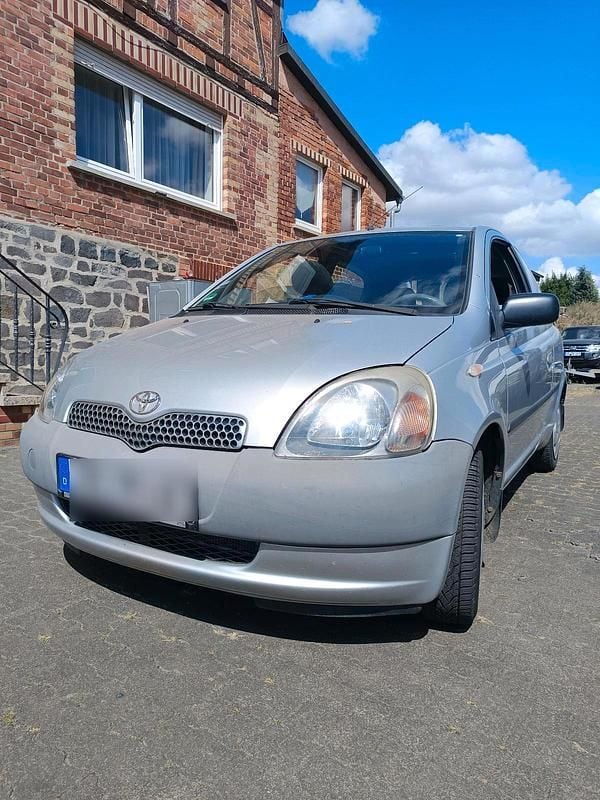 Grau Gebraucht 2001 Toyota Yaris Kleinwagen | 1.800 € - Bild 1/4