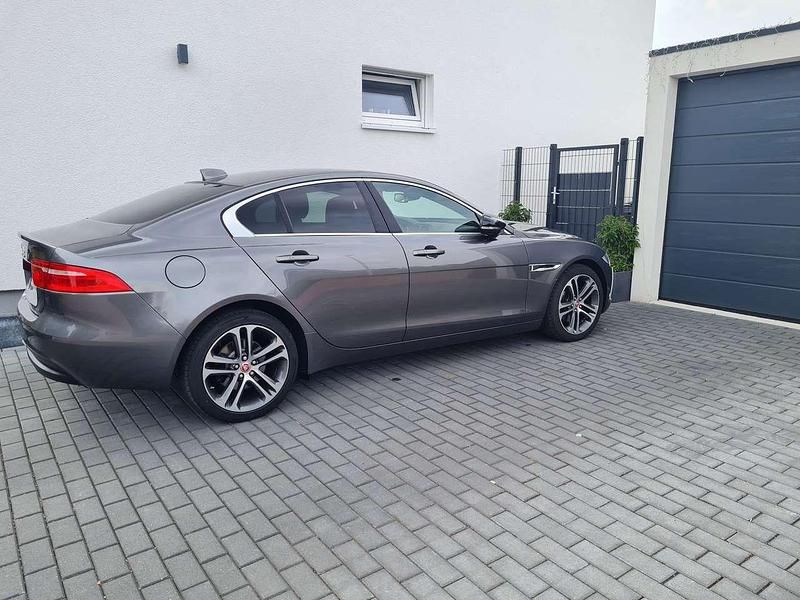 Gebraucht Jaguar XE Prestige 179 PS (131 kW) 2016 Grau Limousine