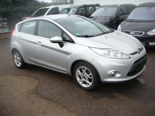 Gebraucht Ford Fiesta Titanium 97 PS (71 kW) 2012 Silber Kleinwagen
