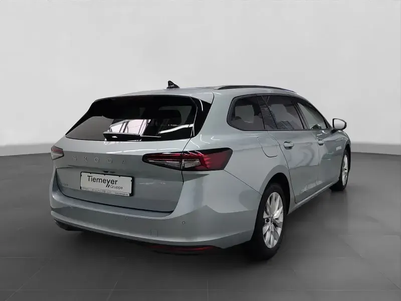Neu Skoda Superb Selection 150 PS (110 kW) 2026 Silber Kombi