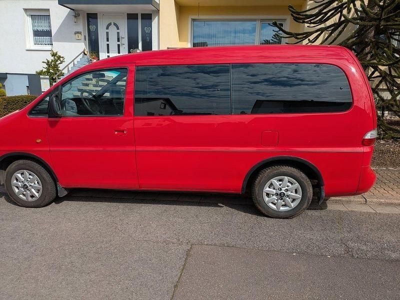 Second-hand Hyundai H-1 140 CP (102 kW) 2007 Roșu Monovolum