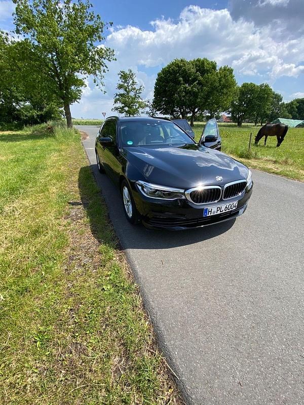 Schwarz Gebraucht 2020 BMW 520 Sport Line Kombi | 27.500 € (Superpreis) - Bild 1/4