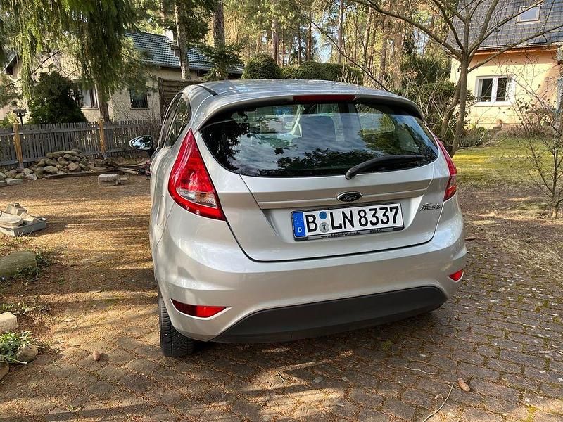 Gebraucht Ford Fiesta Ambiente 82 PS (60 kW) 2009 Grau Kleinwagen