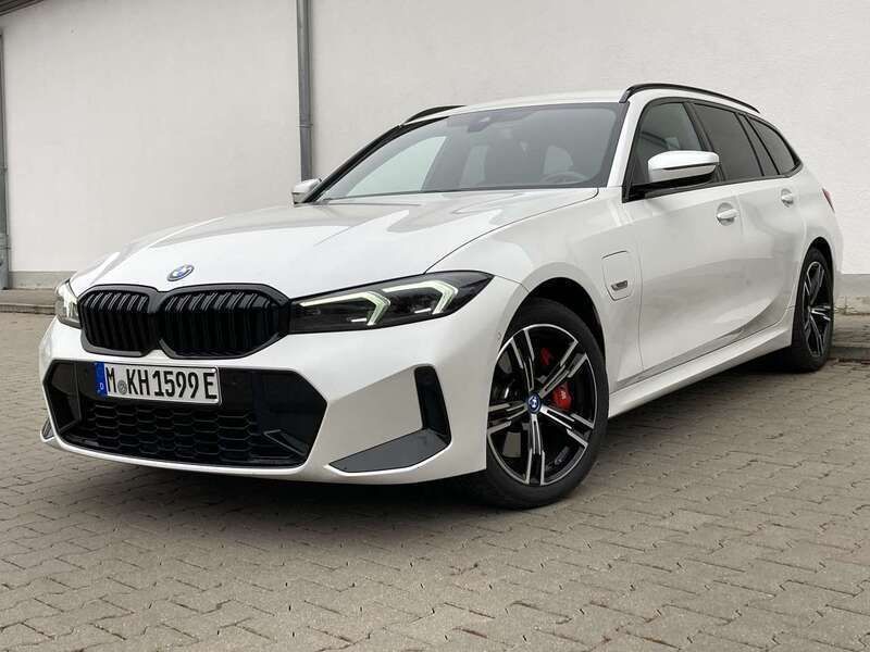 Weiß Gebraucht 2023 BMW 320e M Sport Kombi | 39.900 € (Etwas zu teuer) - Bild 1/4