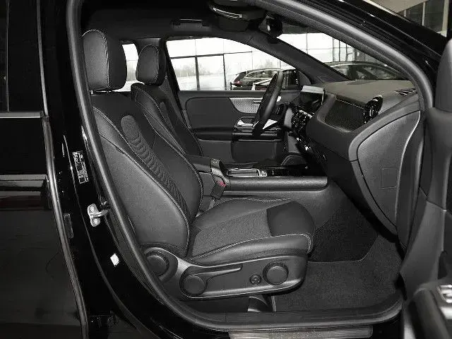 Gebraucht Mercedes GLA200 Advanced 163 PS (119 kW) 2024 Unilack nachtschwarz SUV