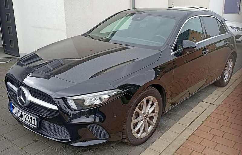 Schwarz Gebraucht 2018 Mercedes A180 Progressive Limousine | 19.999 € (Superpreis) - Bild 1/4