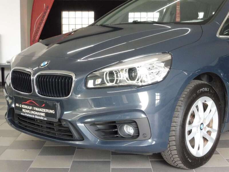 Grau Gebraucht 2017 BMW 218 Advantage Van / Kleinbus | 17.999 € (Teuer) - Bild 1/4