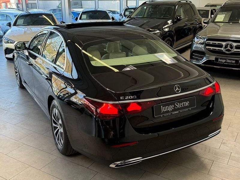Gebraucht Mercedes E200 Avantgarde 204 PS (150 kW) 2025 Schwarz Limousine