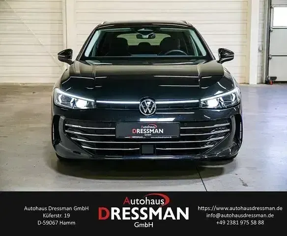 Gebraucht VW Passat Elegance 150 PS (110 kW) 2025 Grenadillschwarz metallic Kombi