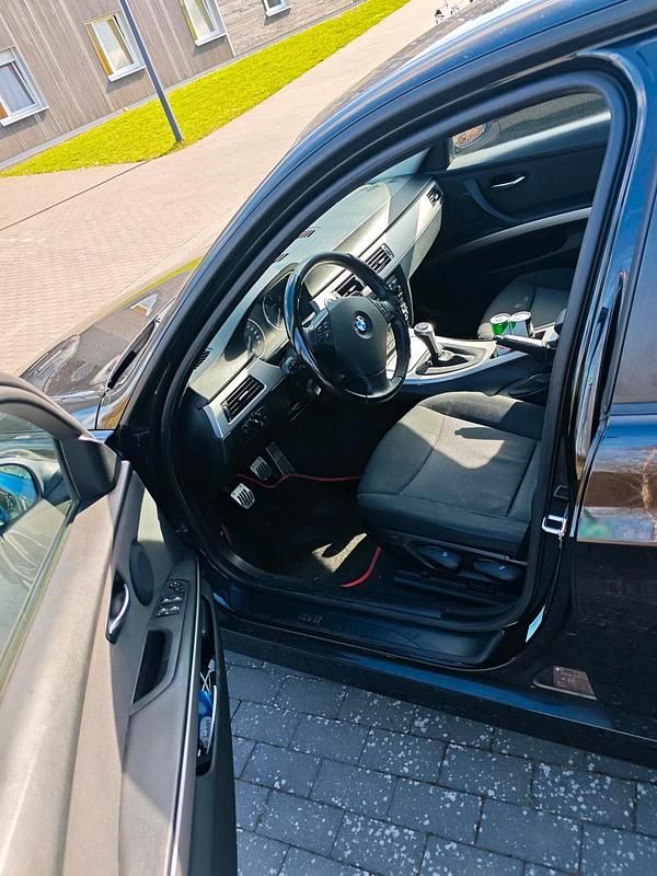 Gebraucht BMW 320 177 PS (130 kW) 2008 Schwarz Limousine