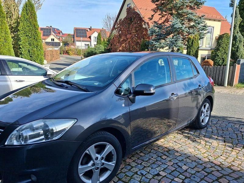 Grau Gebraucht 2011 Toyota Auris Edition Limousine | 5.300 € (Fairer Preis) - Bild 1/4
