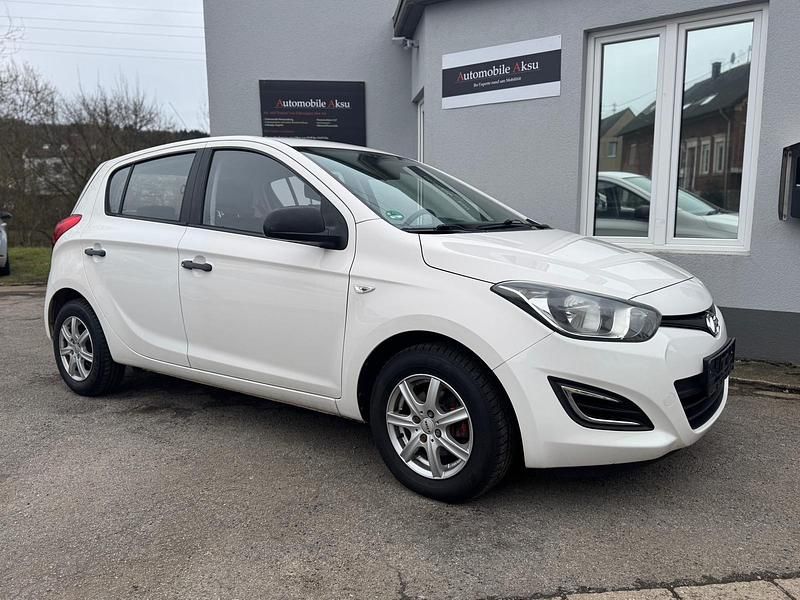 Gebraucht Hyundai i20 Classic 86 PS (63 kW) 2013 Weiß Kleinwagen