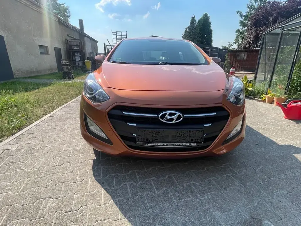 Gebraucht Hyundai i30 Classic 101 PS (74 kW) 2015 Braun Limousine