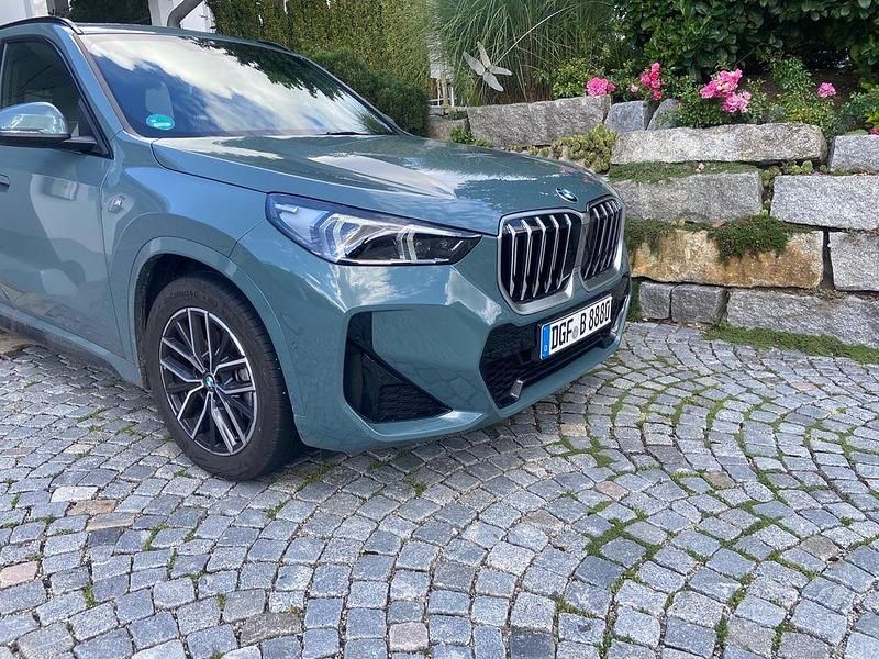 Grün Gebraucht 2024 BMW X1 Sport Line SUV | 44.700 € (Etwas zu teuer) - Bild 1/4