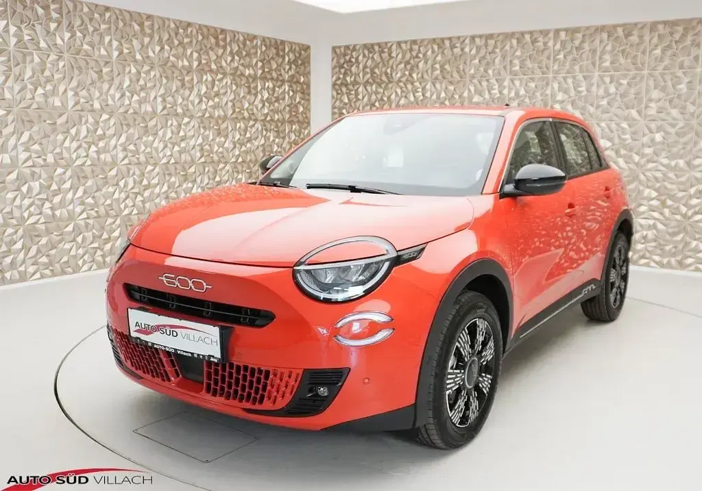 Neu Fiat 600 101 PS (74 kW) 2025 Orange SUV