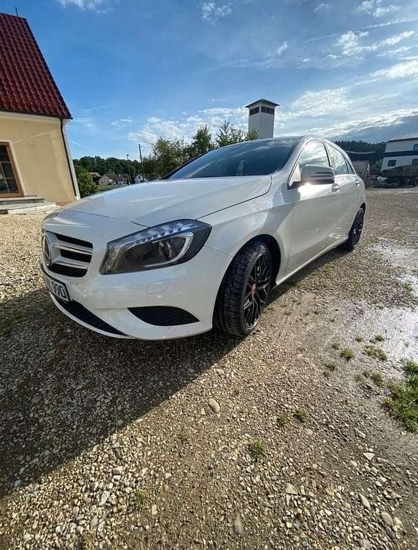 Gebraucht Mercedes A180 160 PS (117 kW) 2013 Weiß Kleinwagen