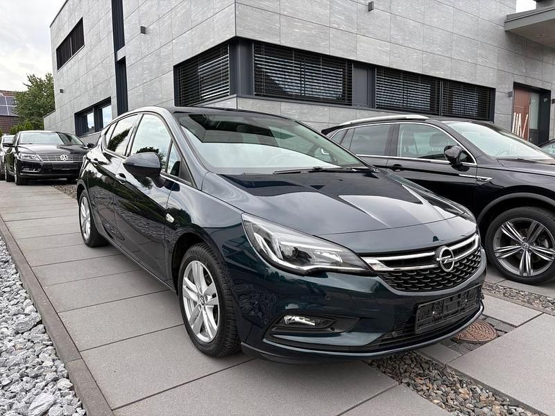 Grün Gebraucht 2017 Opel Astra Limousine | 7.990 € (Guter Preis) - Bild 1/4