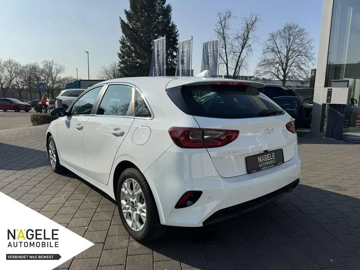Używany Kia Ceed 140 KM (102 kW) 2025 Biały Hatchback