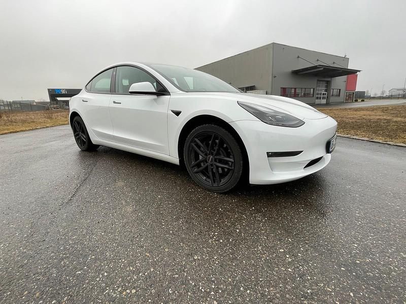 Weiß Gebraucht 2023 Tesla Model 3 Limousine | 32.900 € (Fairer Preis) - Bild 1/4