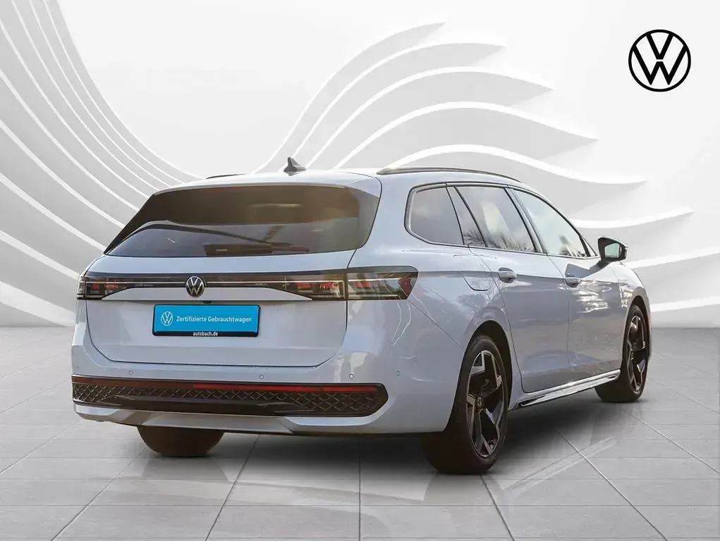 Gebraucht VW Passat R-line 150 PS (110 kW) 2024 Oryxweiß perlmutteffekt Kombi