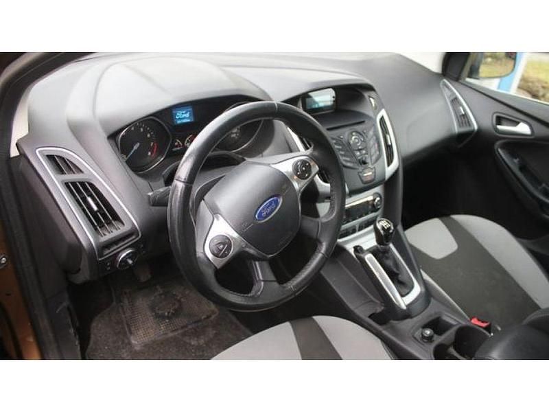 Gebraucht Ford Focus Ambiente 101 PS (74 kW) 2014 Braun (metallic) Kombi