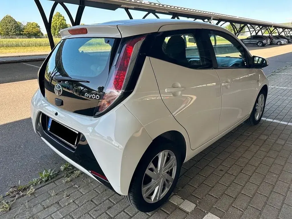 Gebraucht Toyota Aygo X-play 69 PS (50 kW) 2016 Weiß Kleinwagen