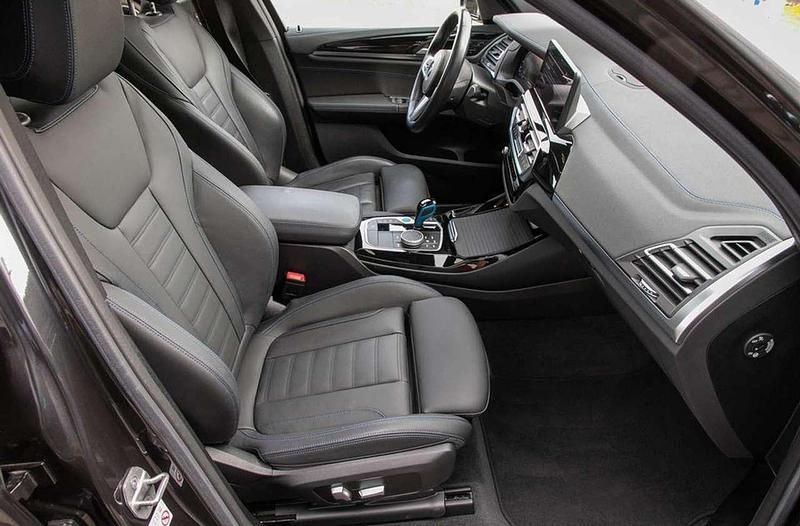 Gebraucht BMW iX3 Impressive 210 kW (286 PS) 2023 Sophistograu metallic SUV