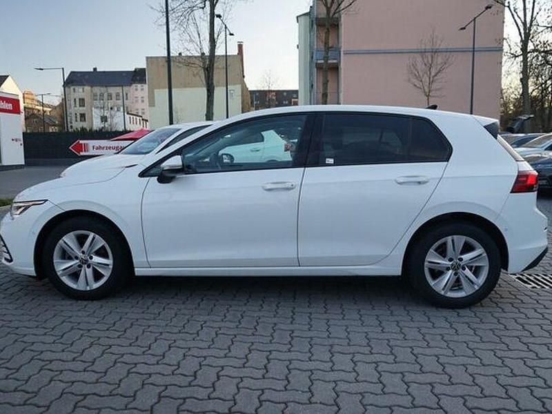 Gebraucht VW Golf VIII Life 131 PS (96 kW) 2022 Weiß Limousine