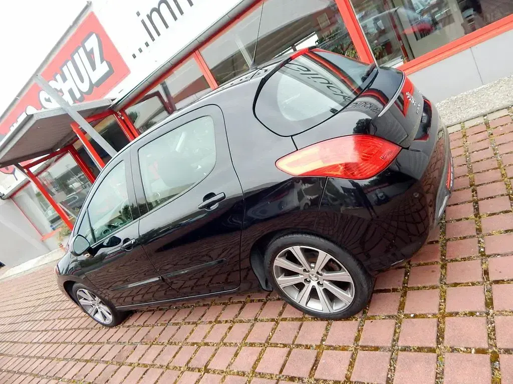 Gebraucht Peugeot 308 Allure 120 PS (88 kW) 2013 Schwarz Limousine