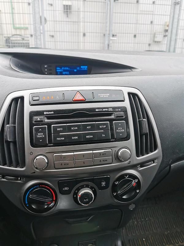 Gebraucht Hyundai i20 86 PS (63 kW) 2014 Grau Kleinwagen