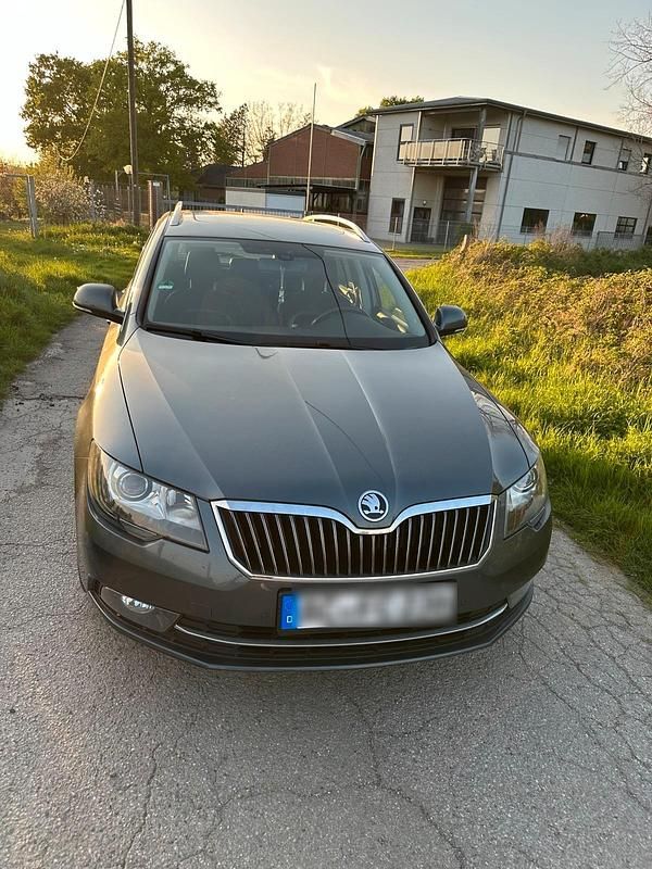 Grau Gebraucht 2014 Skoda Superb Kombi | 6.999 € (Fairer Preis) - Bild 1/4
