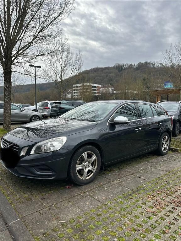 Grau Gebraucht 2011 Volvo V60 R-Design Kombi | 7.399 € (Teuer) - Bild 1/4