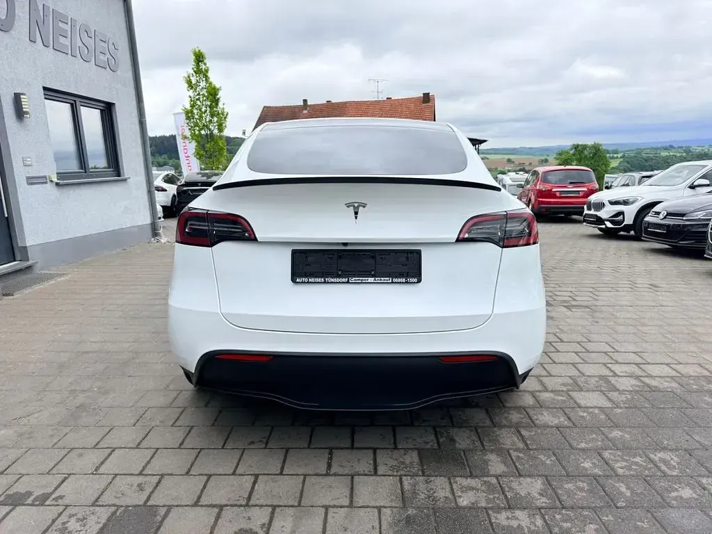 Käytetty Tesla Model Y Standard Range 216 kW (295 HP) 2023 Valkoinen Katumaasturi