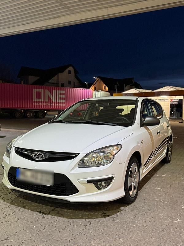 Gebraucht Hyundai i30 109 PS (80 kW) 2011 Weiß Kleinwagen