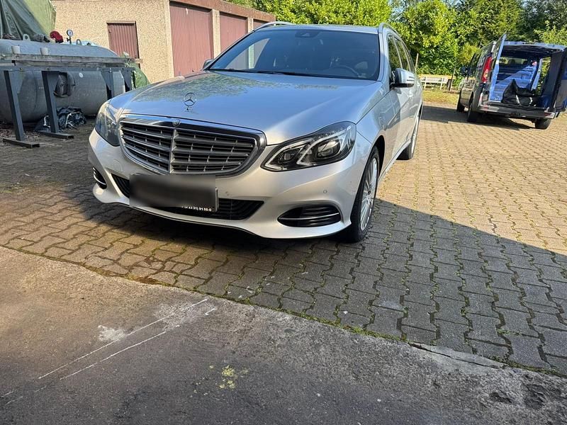 Silber Gebraucht 2015 Mercedes E200 Kombi | 10.800 € (Fairer Preis) - Bild 1/4